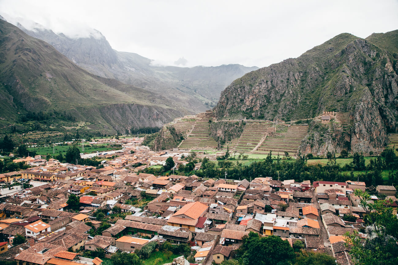 Cidade de Ollantaytambo. Na montanha, o sítio arqueológico. (Tour Vale Sagrado dos Incas)