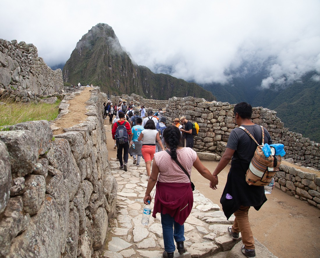 Turistas entrando em Machu Picchu