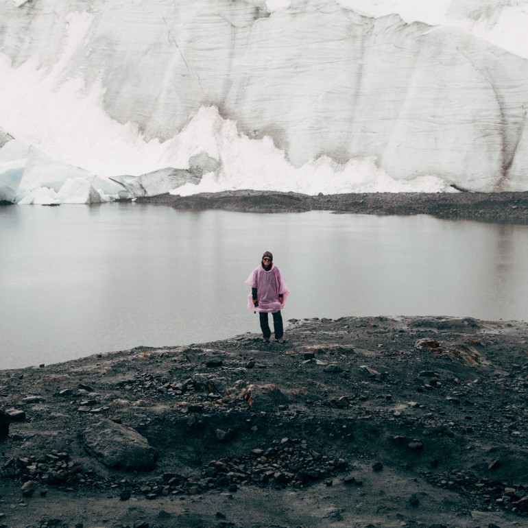 Geise com sua capa de chuva rosa no Glaciar Pastoruri