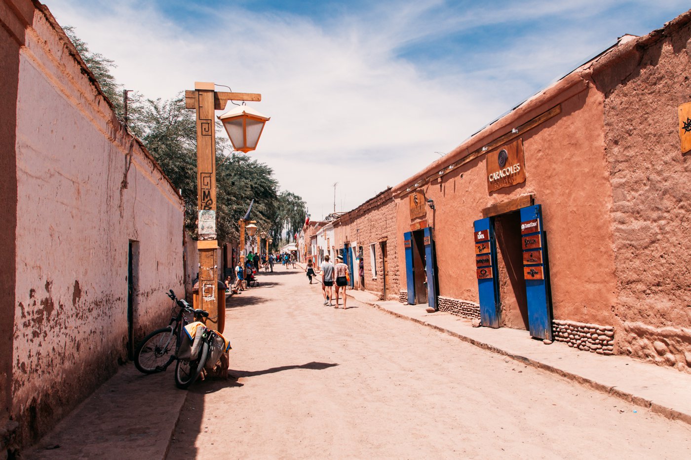Calle Caracoles, a principal rua de San Pedro do Atacama