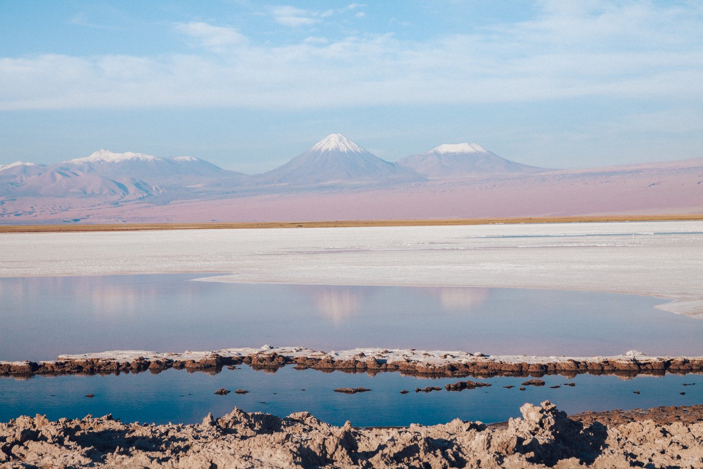 Deserto do Atacama: Laguna Tebinquinche e os vulcões ao fundo (O vulcão mais pontiagudo é o Licancabur, e à direita dele o Juriques)