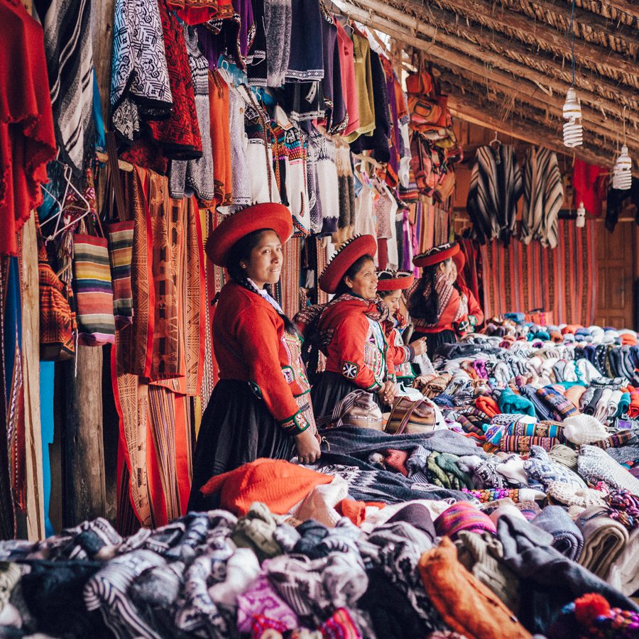 As mulheres de Chinchero vendendo os produtos confeccionados por elas