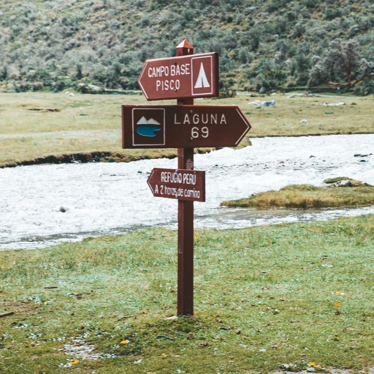 Laguna 69, Peru: placa sinalizando a direção da Laguna