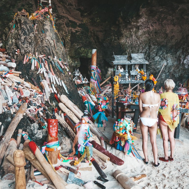 Phra Nang Beach – Dizem que se alguém jogar qualquer objeto fálico no mar ele vai parar diretamente nesta caverna.