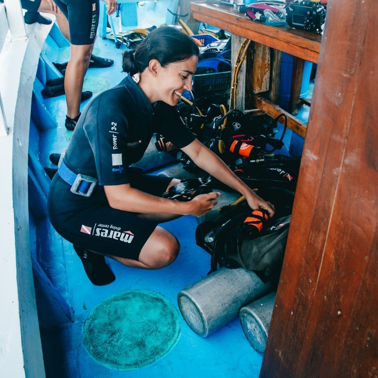 Komodo, indonésia - preparando para o mergulho