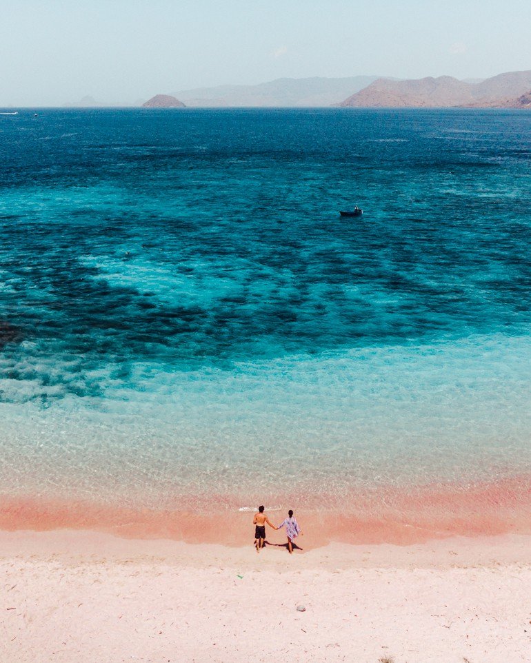 Komodo, Indonésia - praia de areia rosa - pink beach