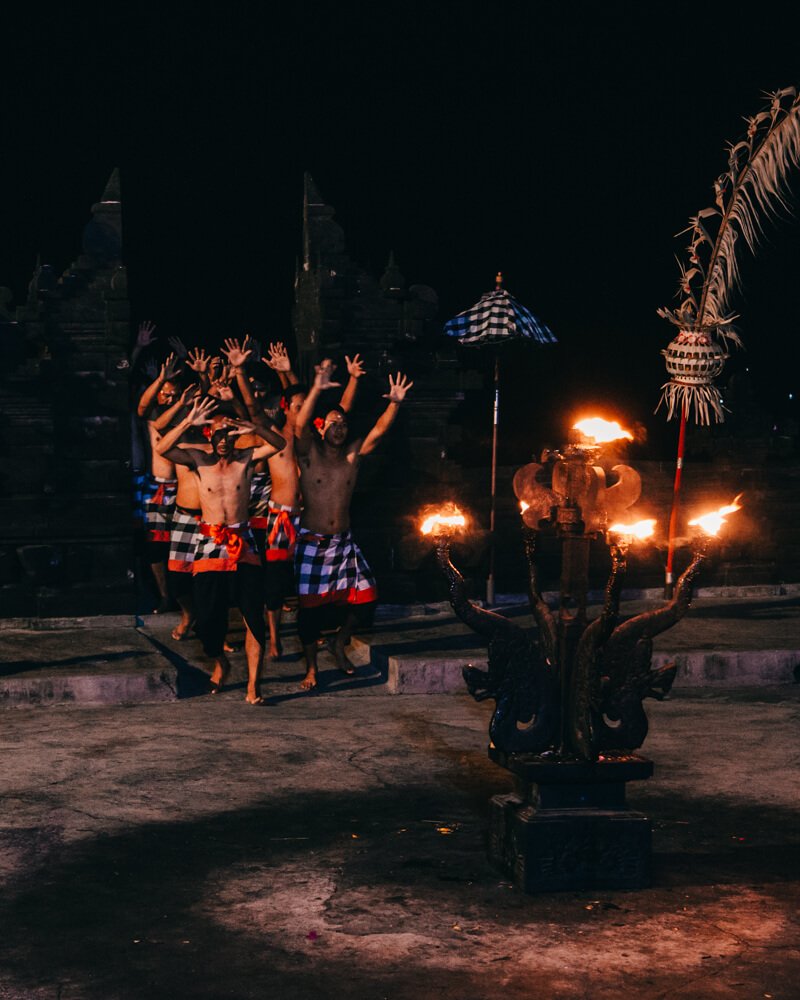 Kecak Dance, Uluwatu, Bali, Indonésia - homens que fazem o coro