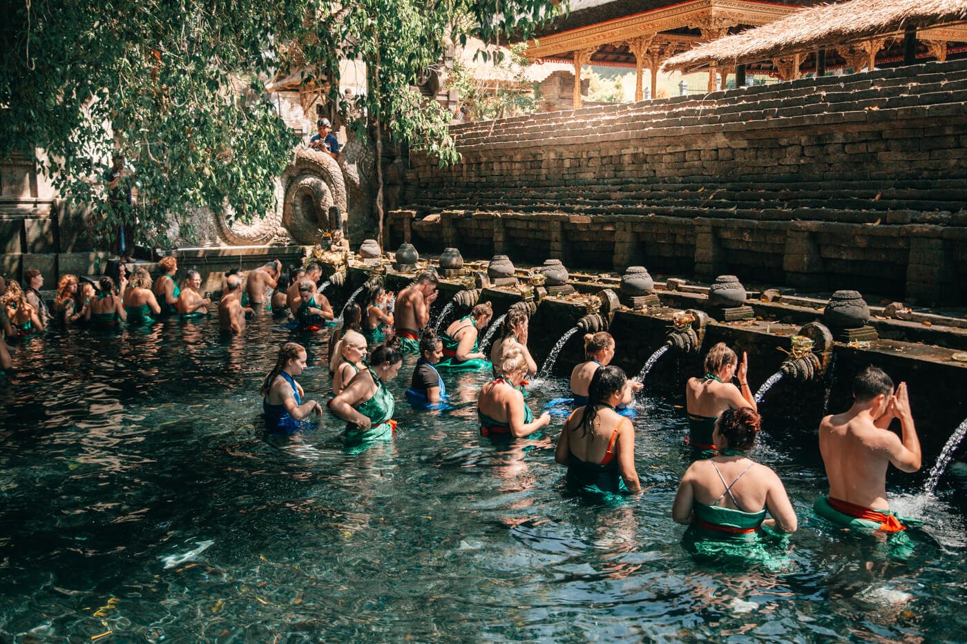 Ritual de Purificação na primeira piscina do Templo Pura Tirta Empul