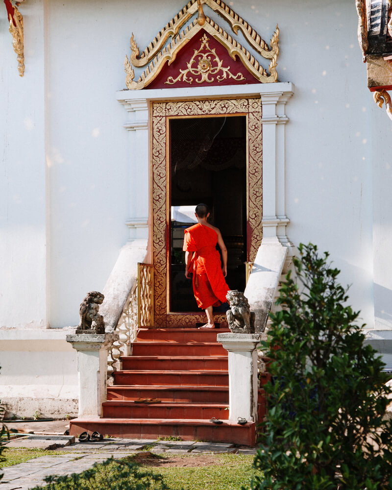Ching Mai, Tailândia - monge no templo