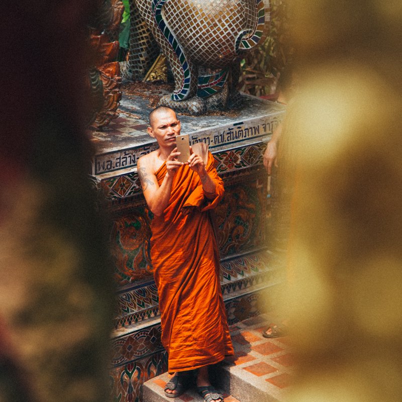 Chiang Mai Tailândia - monge com um celular
