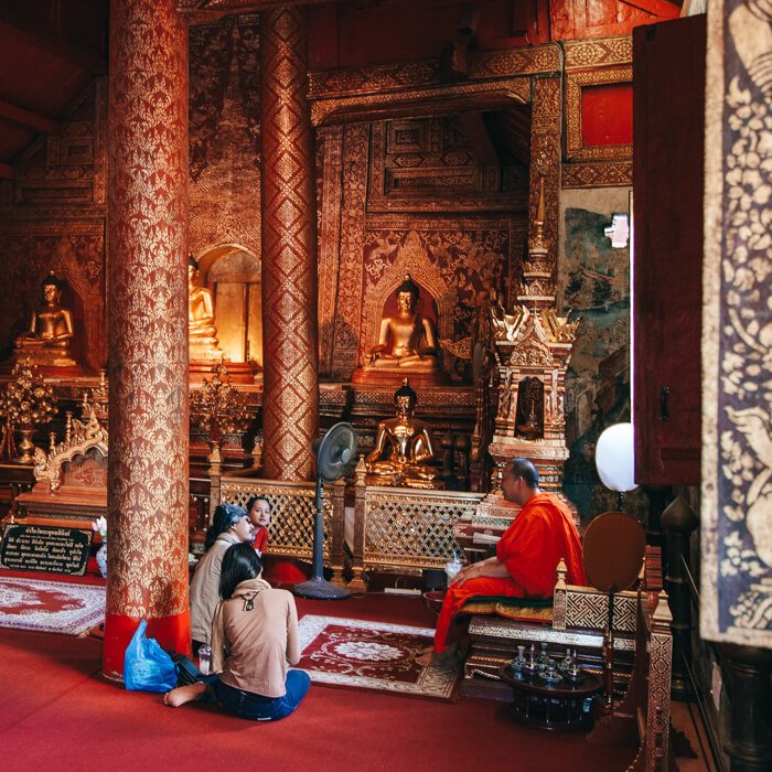 Chiang Mai, Tailândia - Turistas conversando com um Monge