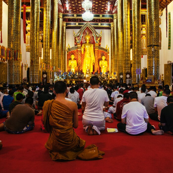 Chiang Mai, Tailândia - Meninos monges rezando