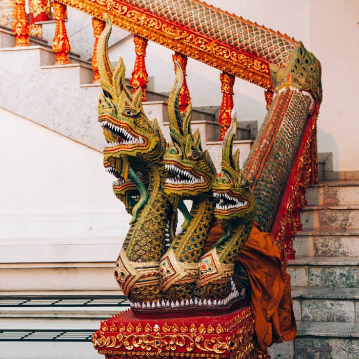 Chiang Mai, Tailândia - Detalhe das escadas de um templo
