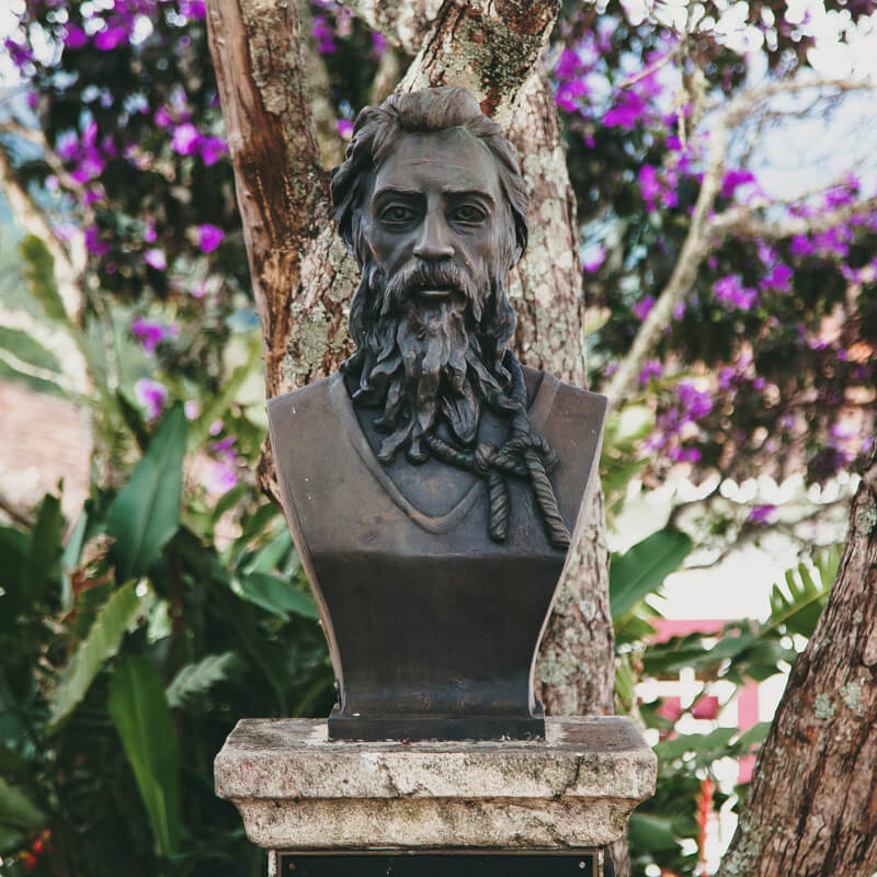 Tiradentes MG: Busto de Tiradentes próximo à Câmara Municipal