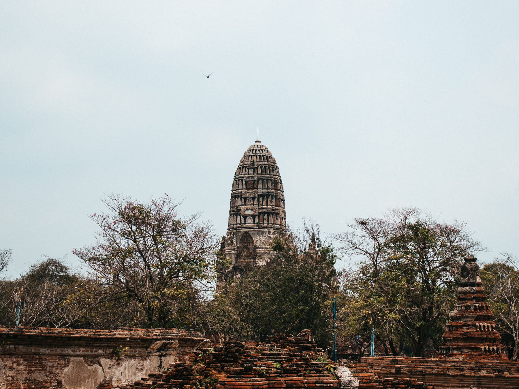 Um das torres da antiga Ayutthaya que ainda permanece em pé