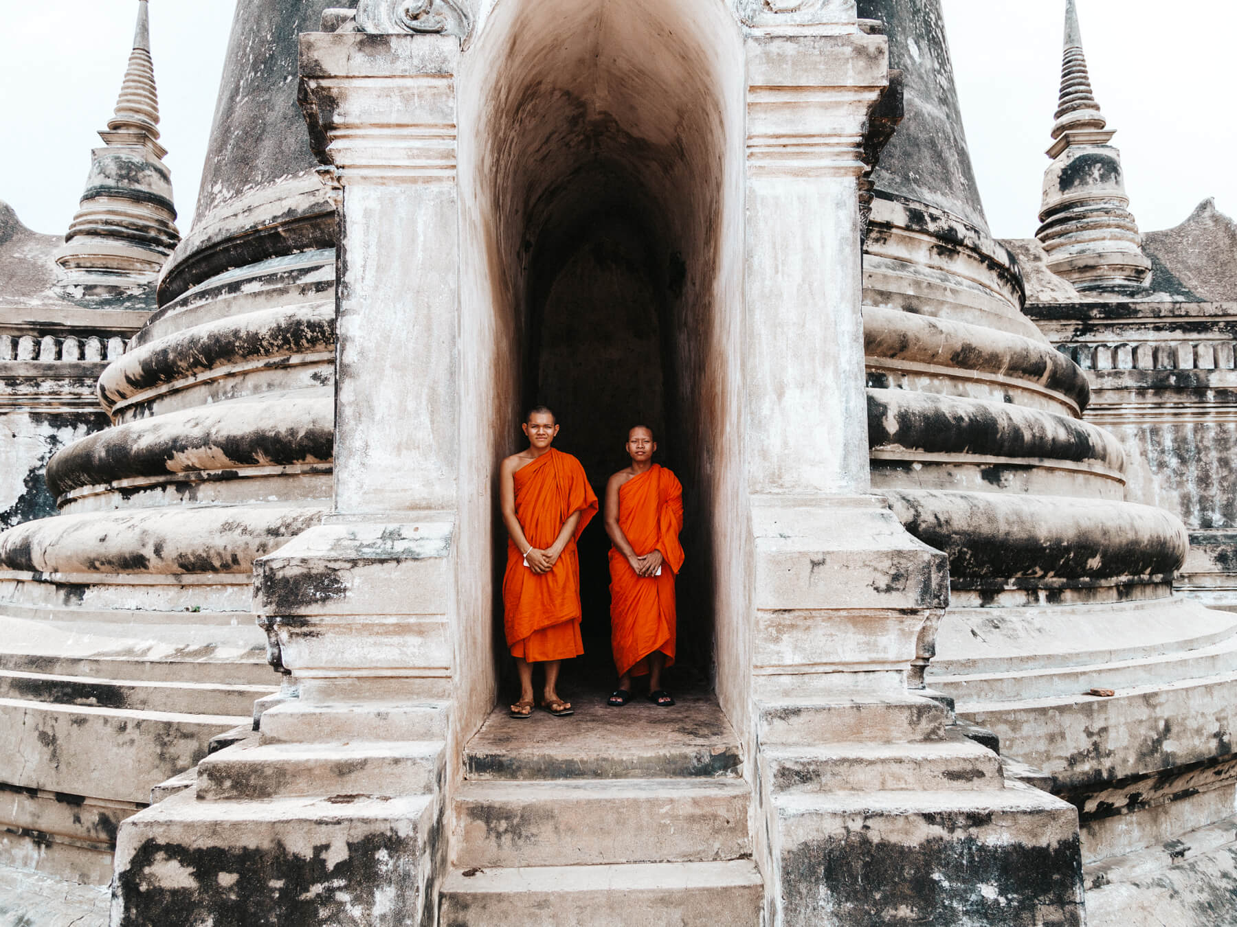 Jovens montes em um dos templos de Ayutthaya