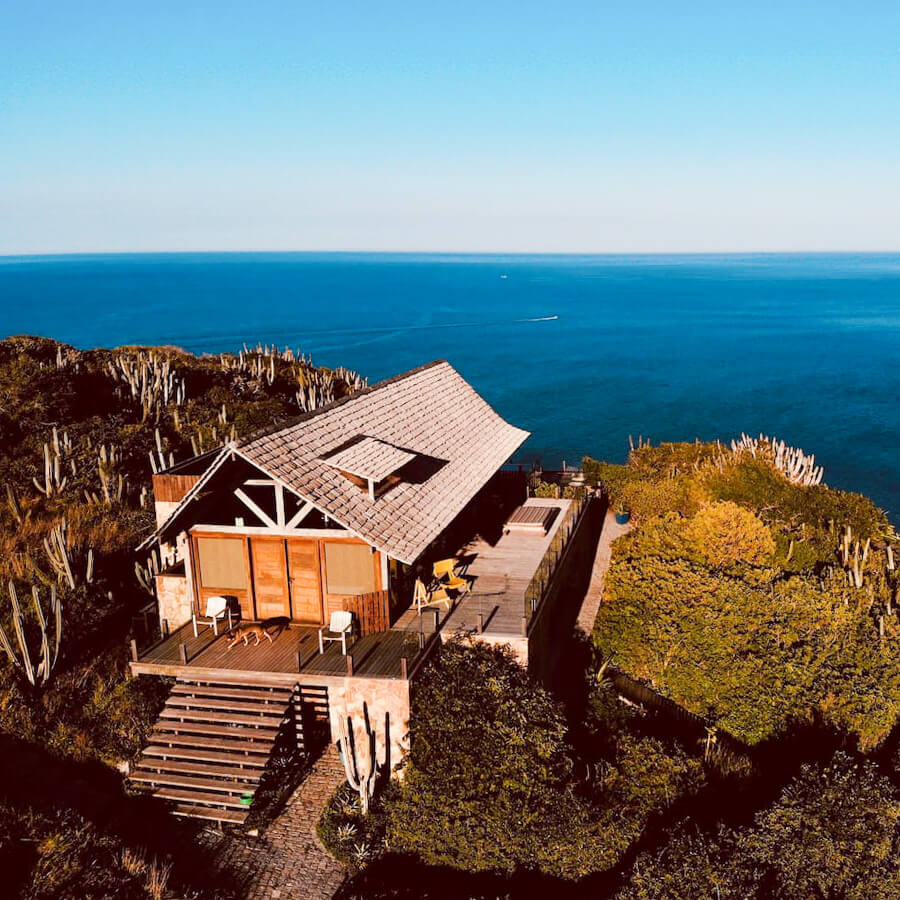 Airbnb Arraial do Cabo: foto do Paraíso do Pontal do Atalaia com o mar ao fundo