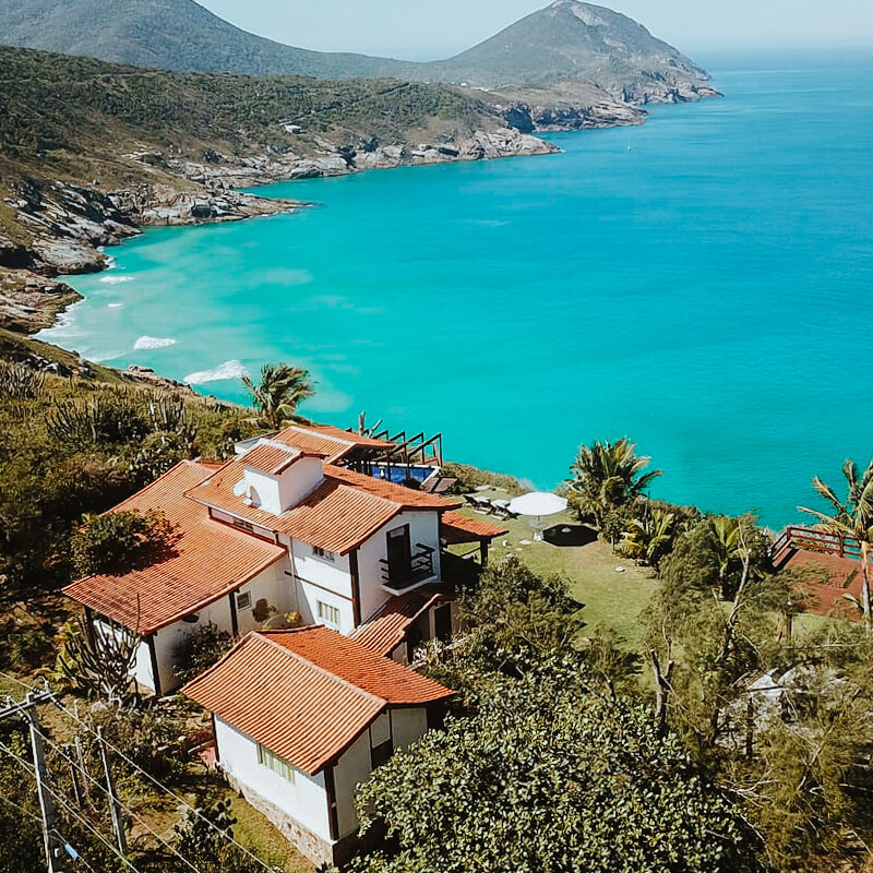 airbnb arraial do cabo - foto aerea da casa com a praia brava ao fundo