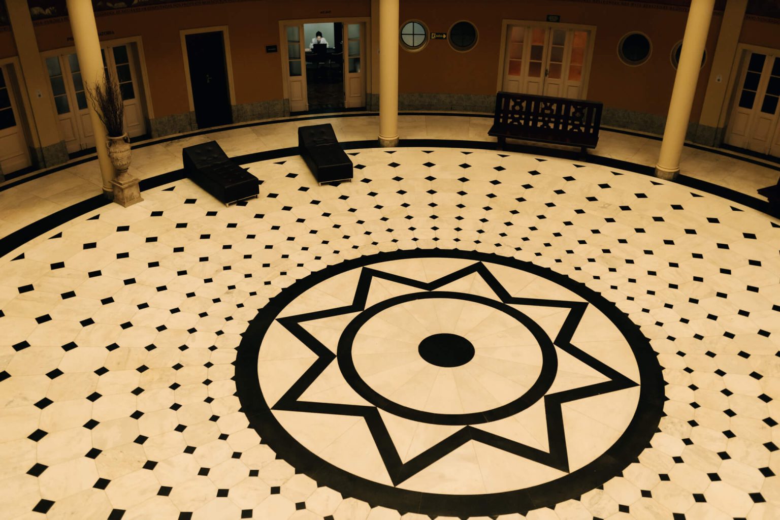 Mandala de oito pontas no salão principal das Termas