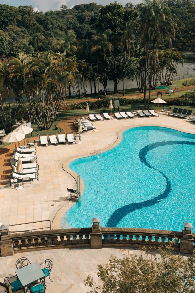 Vista da piscina externa do Grande Hotel Termas de Araxá