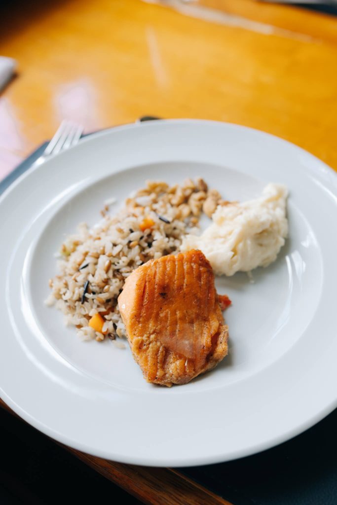 prato com salmão, arroz, castanhas e purê