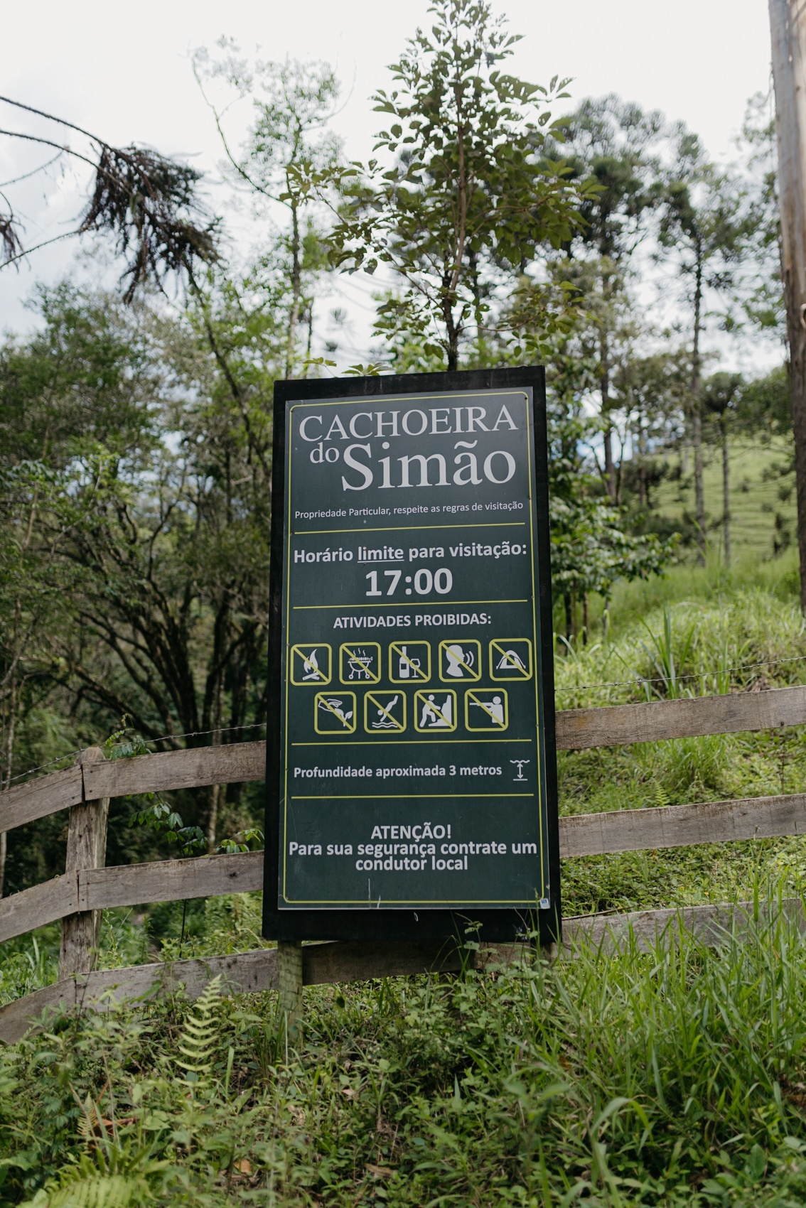 Placa na Cachoeira do Simão