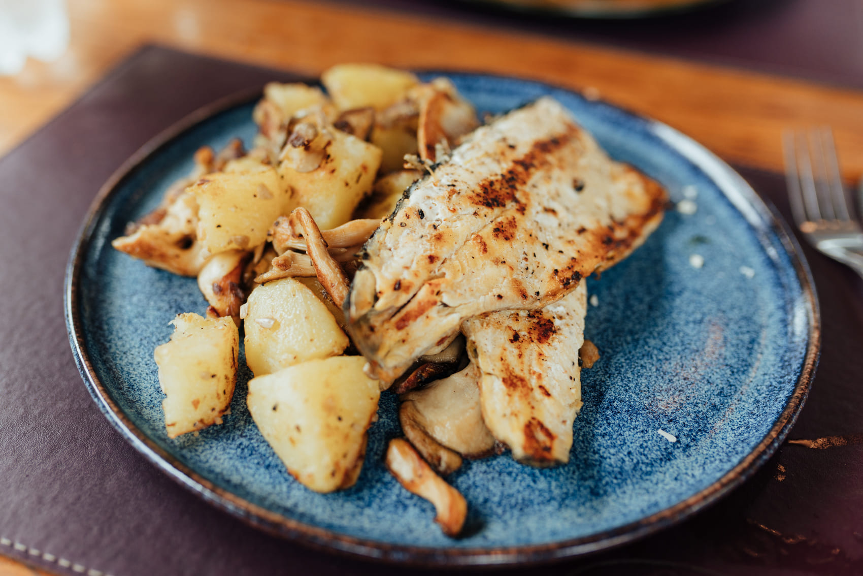 Truta grelhada, com cogumelos na manteiga e batatas rústicas do Chalé Gastrobar